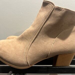 🌸Spring🌸 Adorably Elegant Tan Ankle Booties